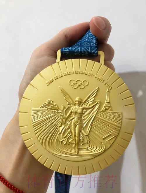 告别仪式结束后 老弗爷向拉莫斯赠送金钻石徽章 告别仪式结束后 老弗爷向拉莫斯赠送金钻石徽章