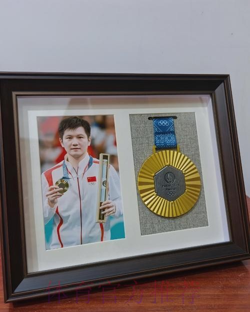 告别仪式结束后 老弗爷向拉莫斯赠送金钻石徽章 告别仪式结束后 老弗爷向拉莫斯赠送金钻石徽章